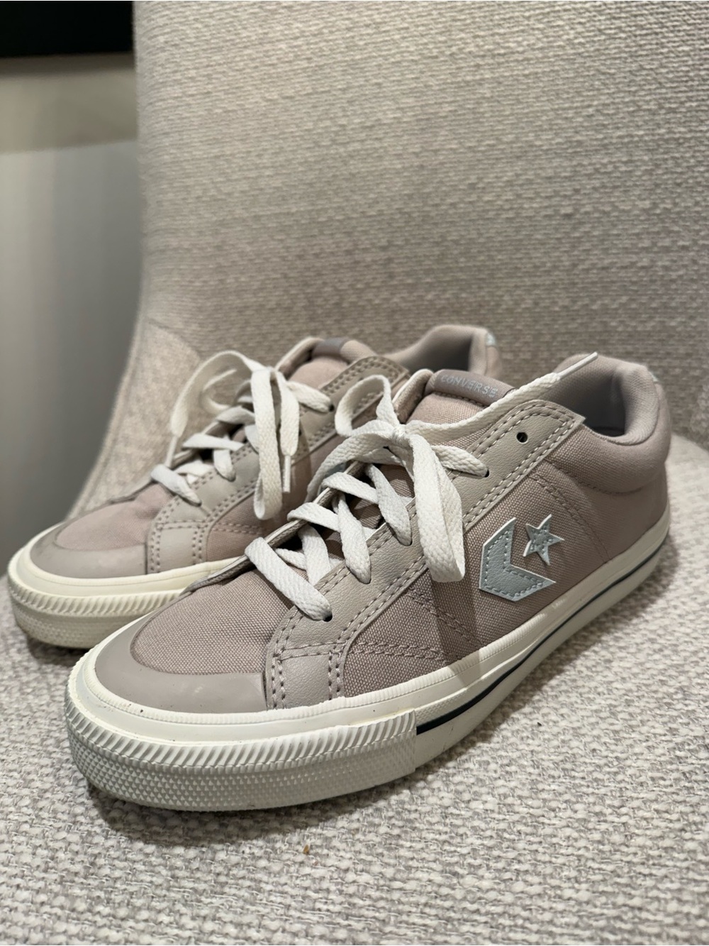 Converse taupe & pale blue low top sneakers • Size 8